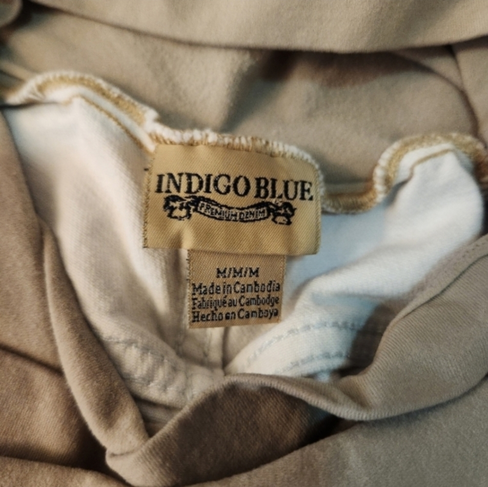 In Blue And Beige Shorts Maternity - Picture 2 of 3